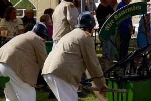 Voller Einsatz an der Handpumpe